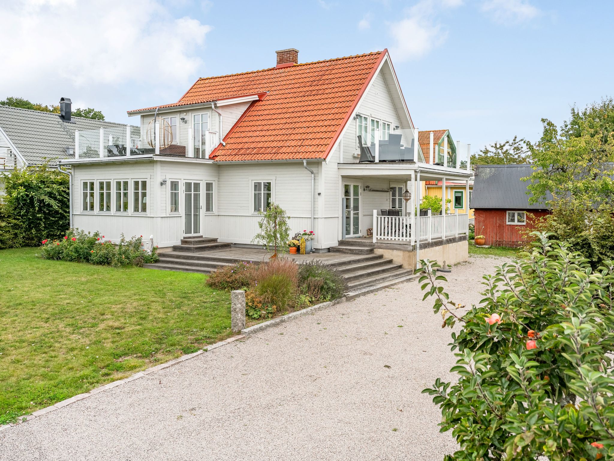 "Haveliden", villa 6-kamers 150 m2. Mooi en modern ingericht: woon-/eetkamer met TV. Woonkamer. Uitgang naar de veranda. 1 kamer met 1 2-pers bed. Open keuken (broodrooster, waterkoker, magnetron, die..