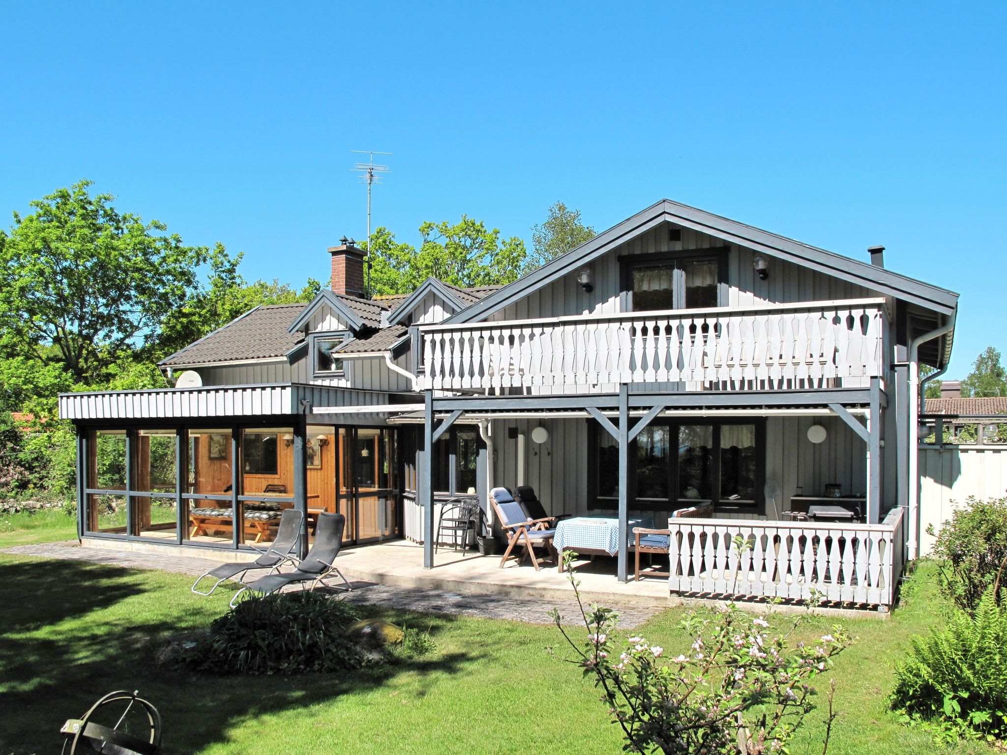 "Millegarne", 5-Zimmer-Haus 133 m2 auf 2 Stockwerken. Gemütlich und mit viel Holz eingerichtet: offene Küche (Backofen, Geschirrspüler, 4 Glaskeramikplatten, Toaster, Wasserkocher, Mikrowelle, Tief..
