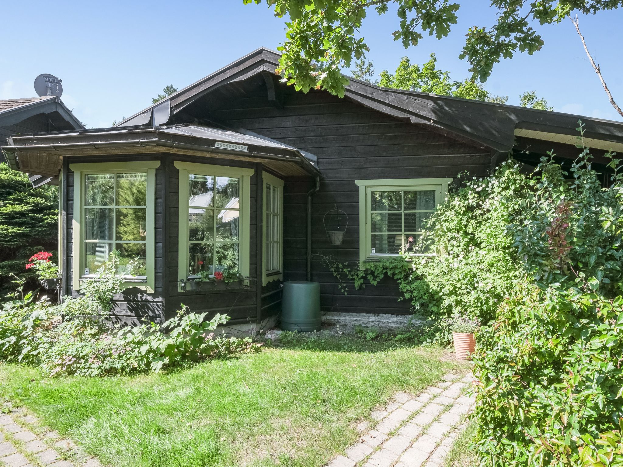 "Rindö", 4-Zimmer-Haus 100 m2. Hell, schön eingerichtet: Wohnzimmer mit Schwedenofen, Esstisch, TV und Stereoanlage. Ausgang zur Terrasse. Wohn-/Schlafzimmer mit 1 Diwanbett. 1 Zimmer mit 1 Bett und..