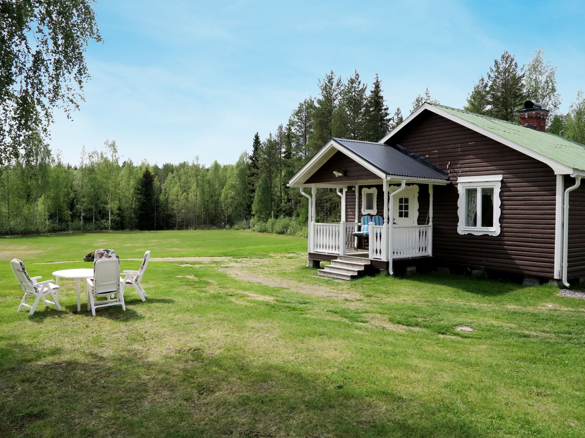 "Ramsjö", huis 3-kamers 60 m2. Licht: woon-/slaapkamer met 1 2-pers bed, open haard, Sat-TV, Flatscreen TV, CD-speler en DVD. 1 kamer met 2 bedden. 1 kamer met 1 bed. Keuken (3-pits kookplaat, oven, ..