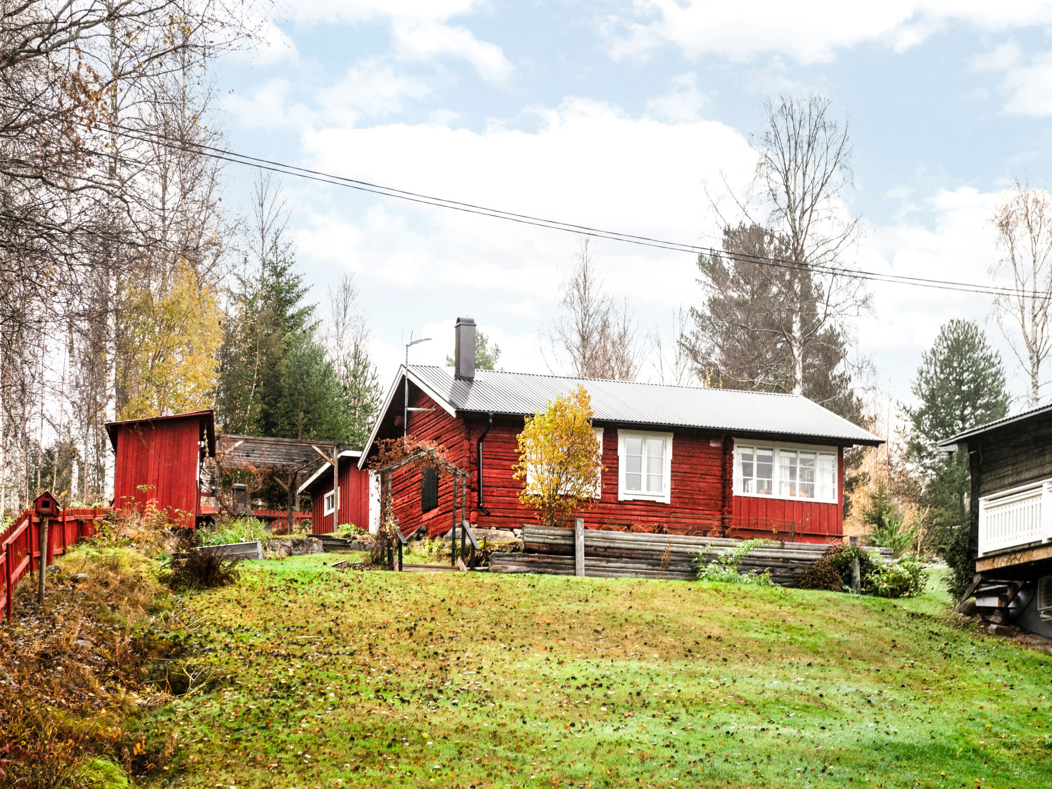 "Viksjö Utsikten", 1-kamer cottage 60 m2. Comfortabel en rustiek ingericht: open woon-/eetkamer met 1 x 2 stapelbedden (80 cm, lengte 200 cm), 1 2-pers bed (2 x 90 cm, lengte 200 cm), zwedenkachel, e..