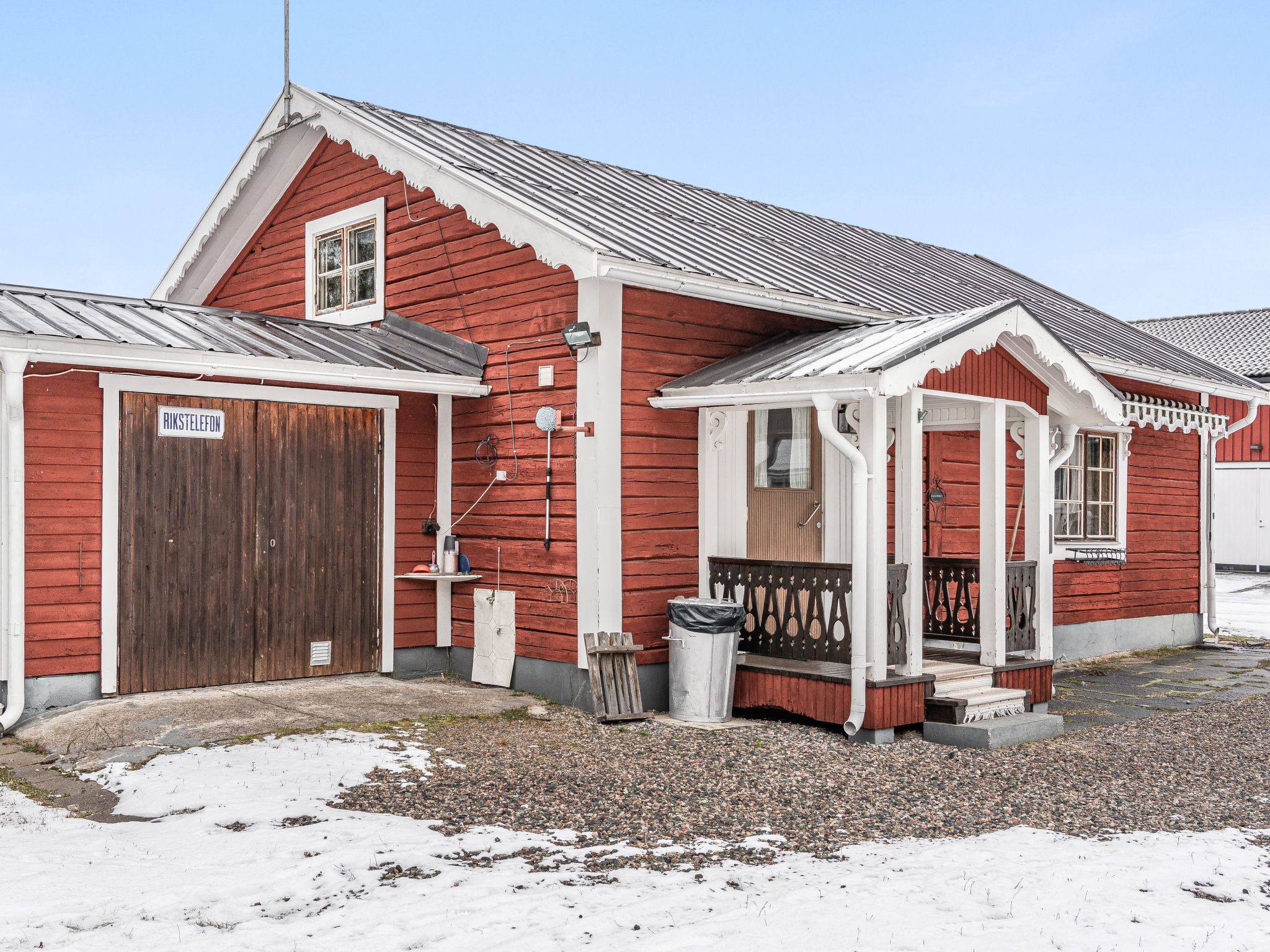 "Norrskensstugan", huis 2-kamers 70 m2. Met veel hout ingericht: woon-/eetkamer met 1 2-pers divanbed, open haard en TV. 1 2-pers. kamer met afgeschuinde daken met 1 bed (120 cm, lengte 200 cm), 1 sla..
