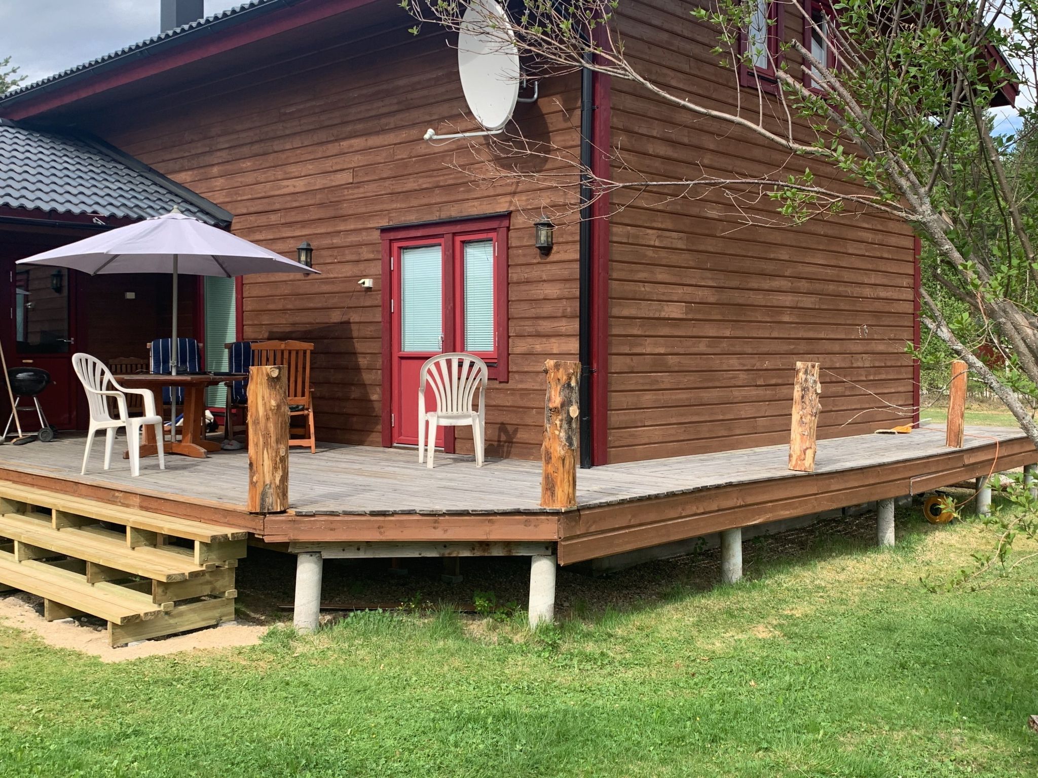 Landhaus auf großem Rasengrundstück-Draußen