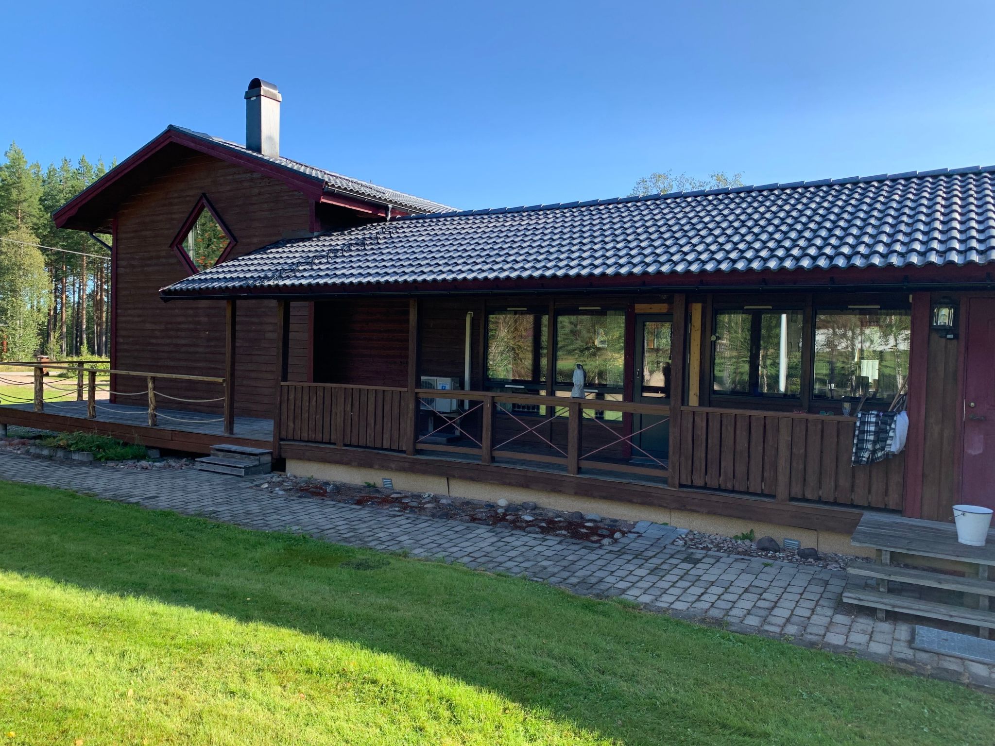 Landhaus auf großem Rasengrundstück-Draußen