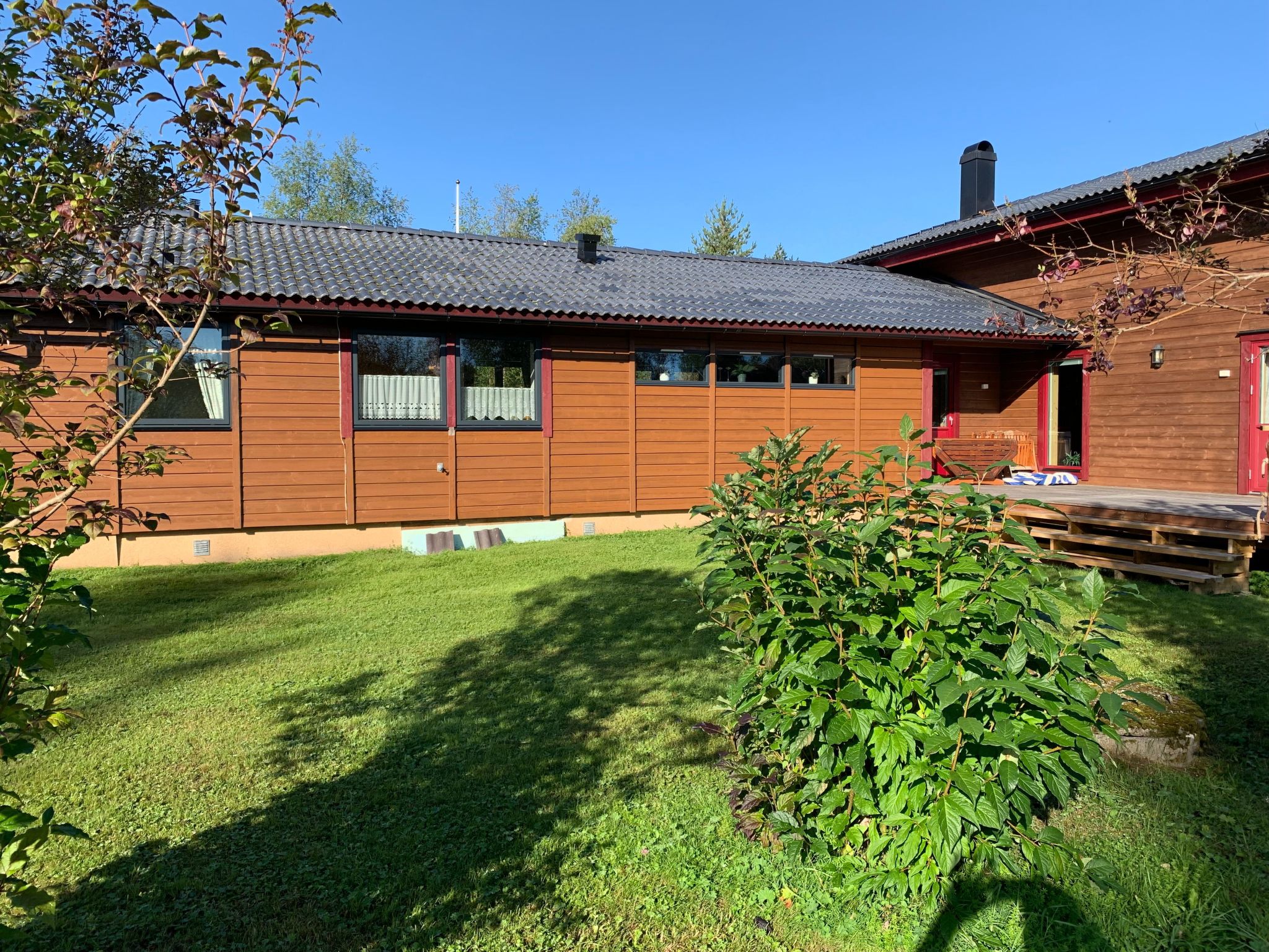 Landhaus auf großem Rasengrundstück-Draußen