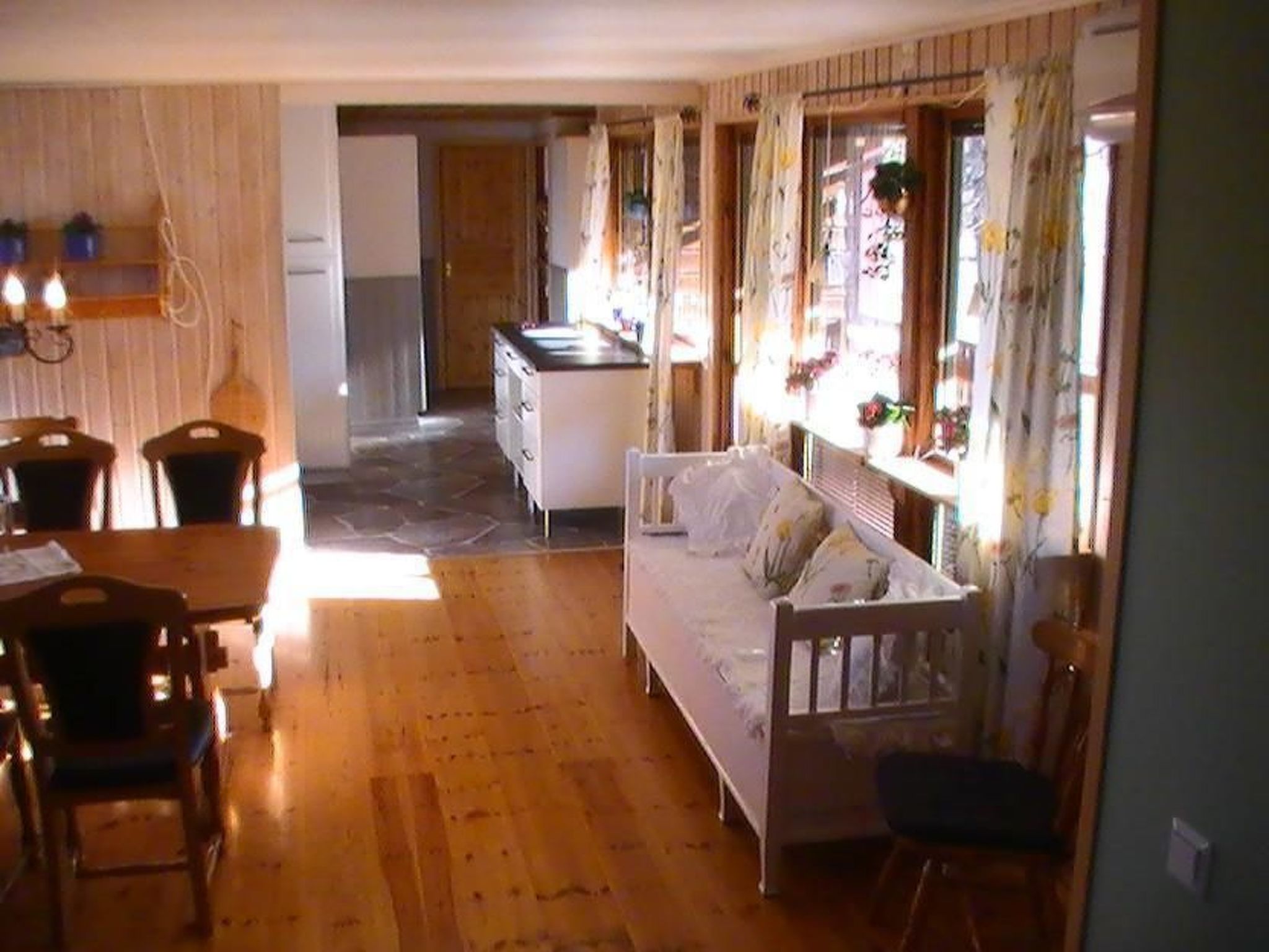 Landhaus auf großem Rasengrundstück-Image-tags.info