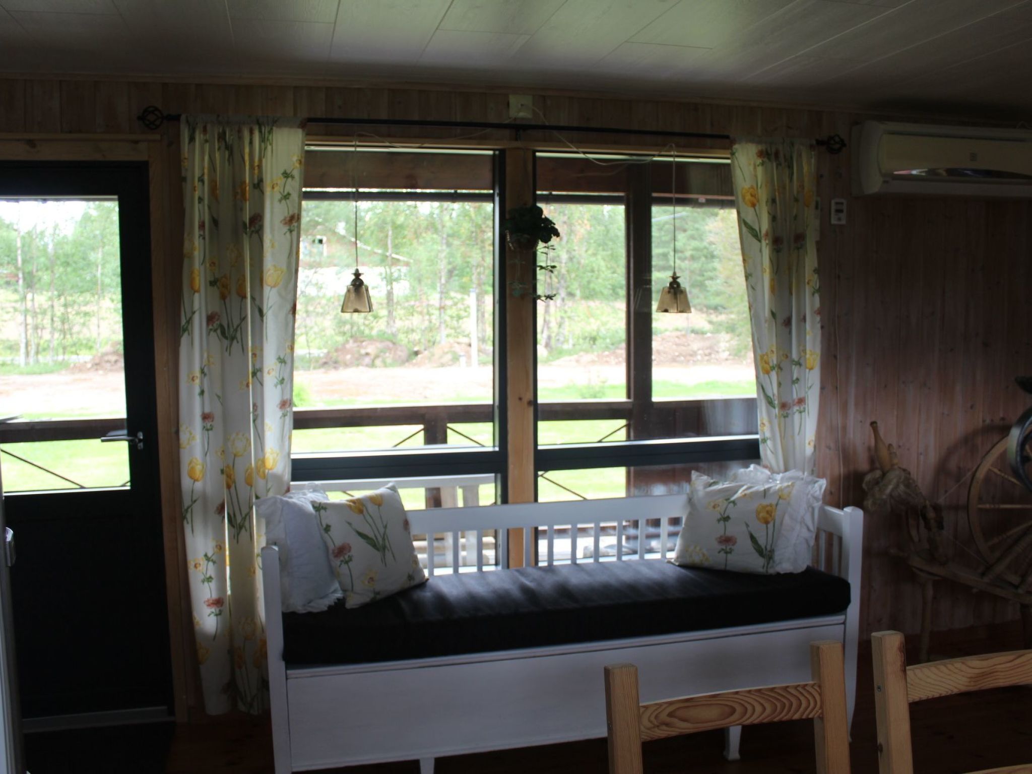 Landhaus auf großem Rasengrundstück-Drinnen