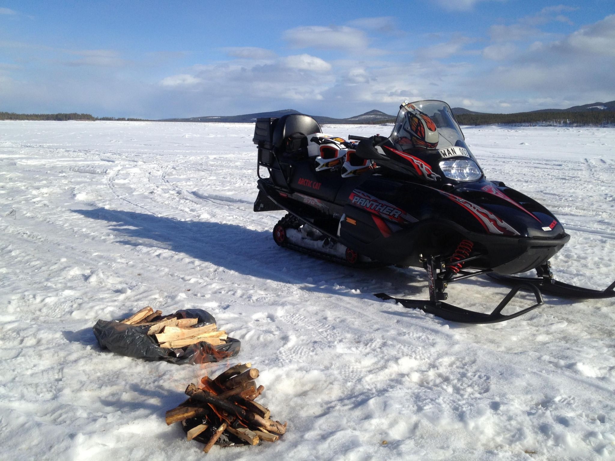 Landhaus auf großem Rasengrundstück-Draußen