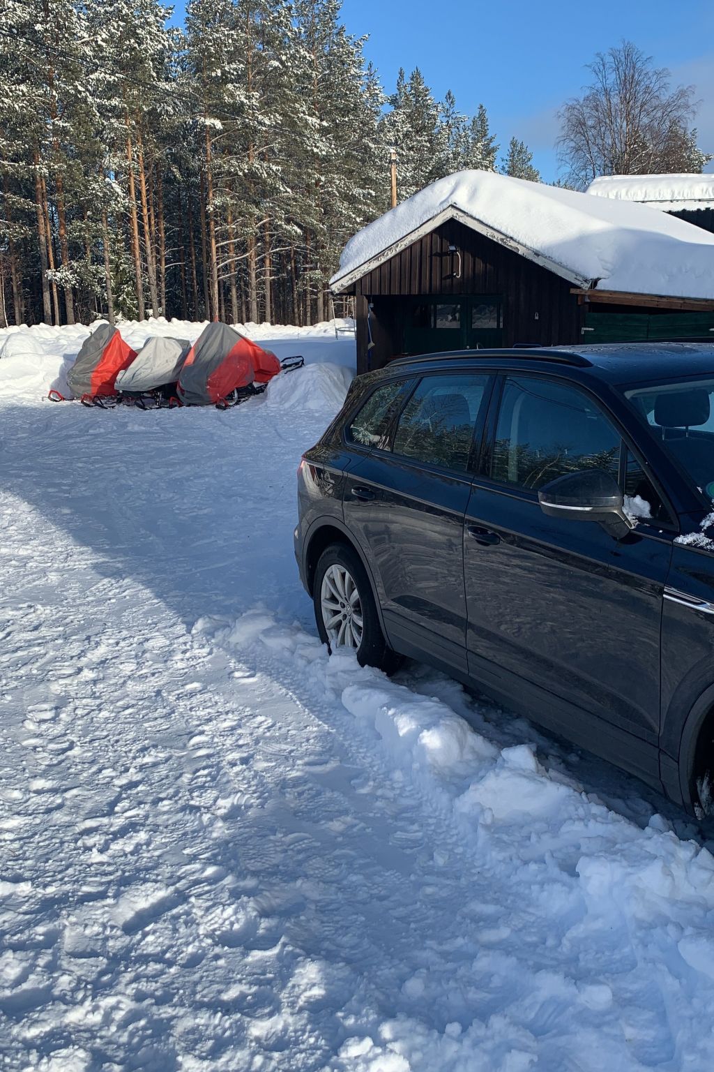 Landhaus auf großem Rasengrundstück-Draußen