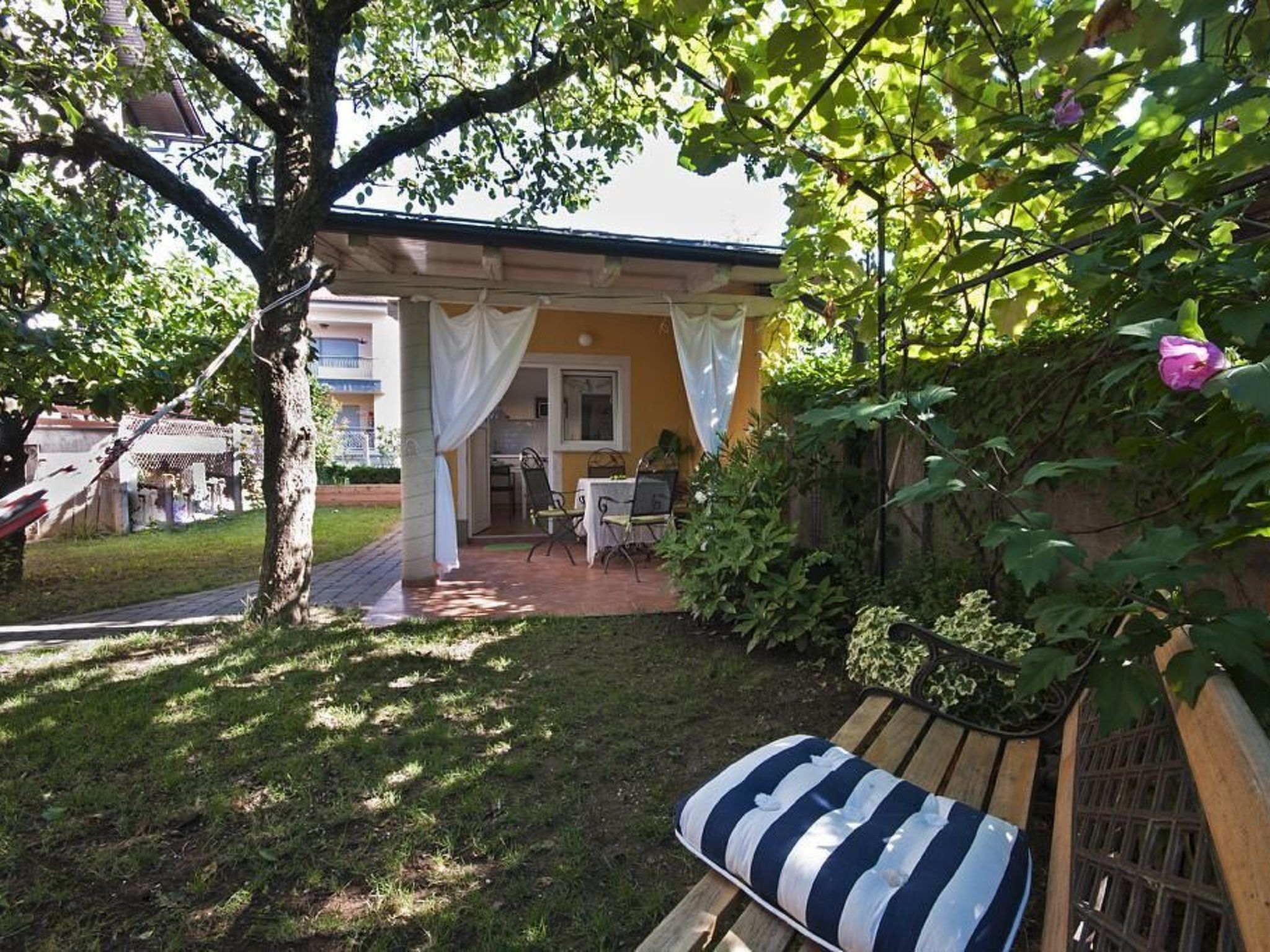 Ferienhäuschen für zwei mit Terrasse und schattigem, kleinen Garten, in der Näh