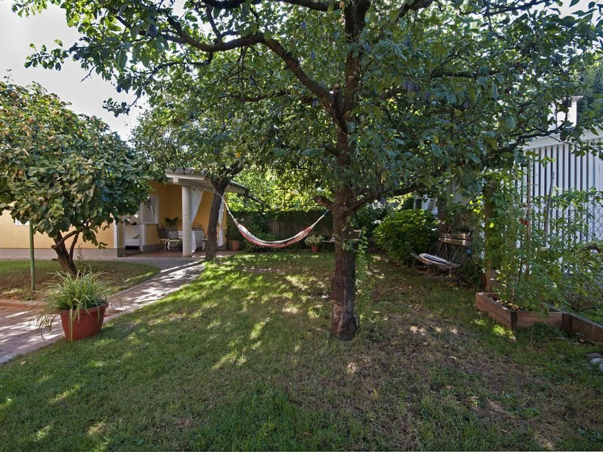 Ferienhäuschen für zwei mit Terrasse und schattigem, kleinen Garten, in der Näh