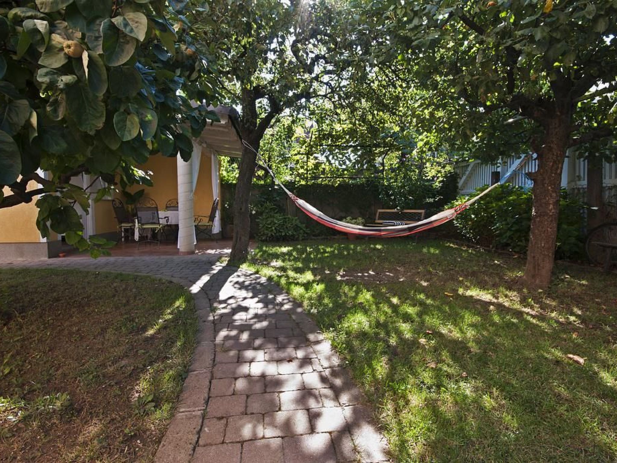 Ferienhäuschen für zwei mit Terrasse und schattigem, kleinen Garten, in der Näh