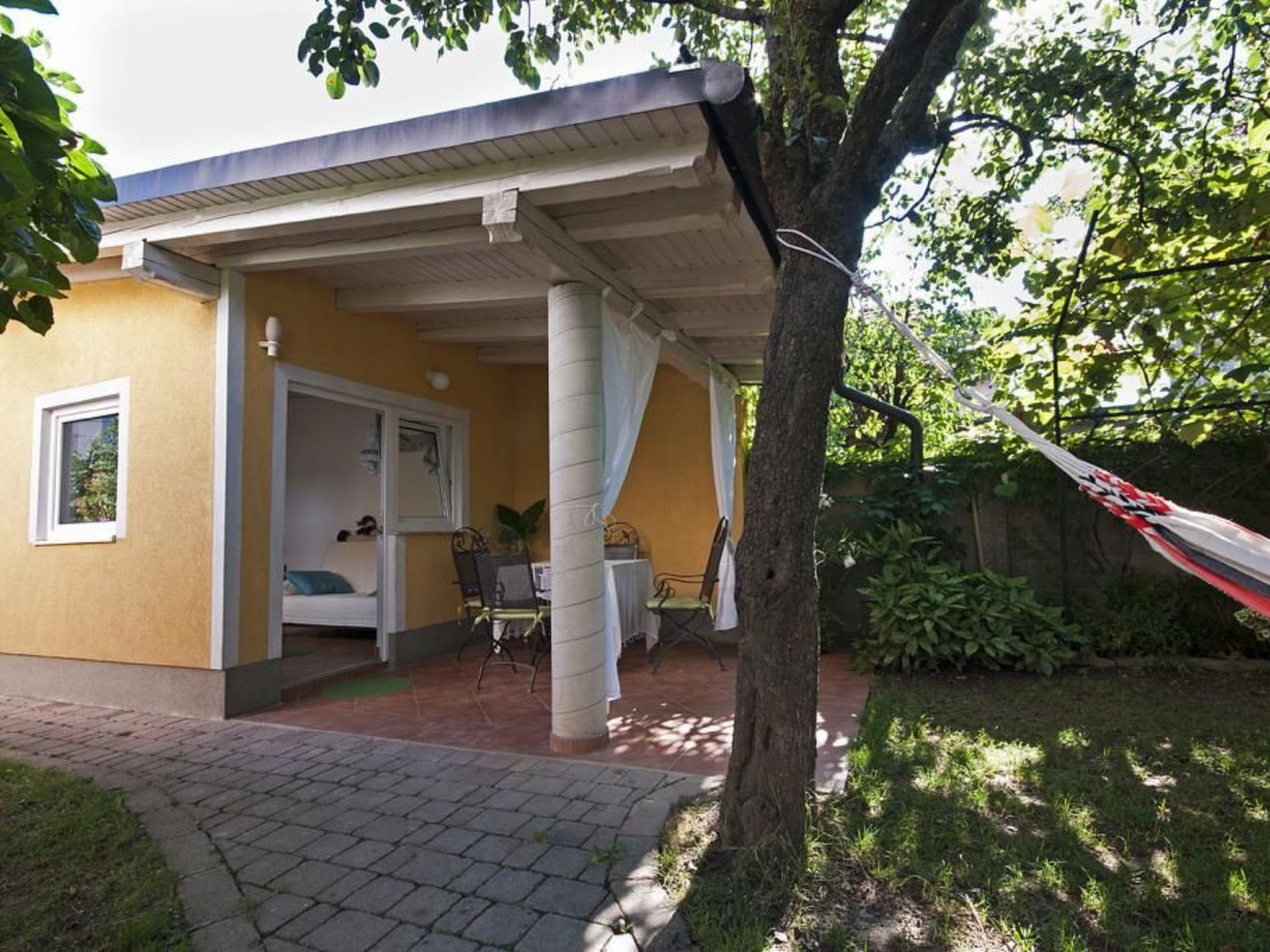 Ferienhäuschen für zwei mit Terrasse und schattigem, kleinen Garten, in der Näh - Inside