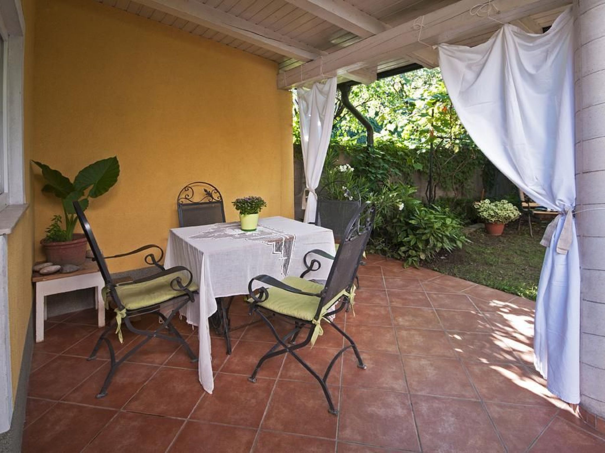 Ferienhäuschen für zwei mit Terrasse und schattigem, kleinen Garten, in der Näh - Inside