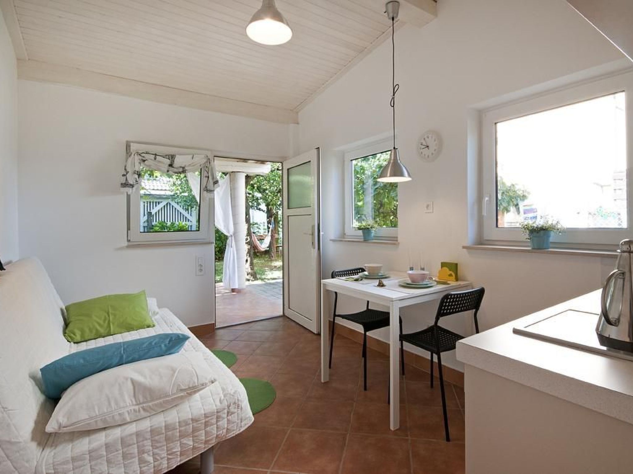 Ferienhäuschen für zwei mit Terrasse und schattigem, kleinen Garten, in der Näh - Inside