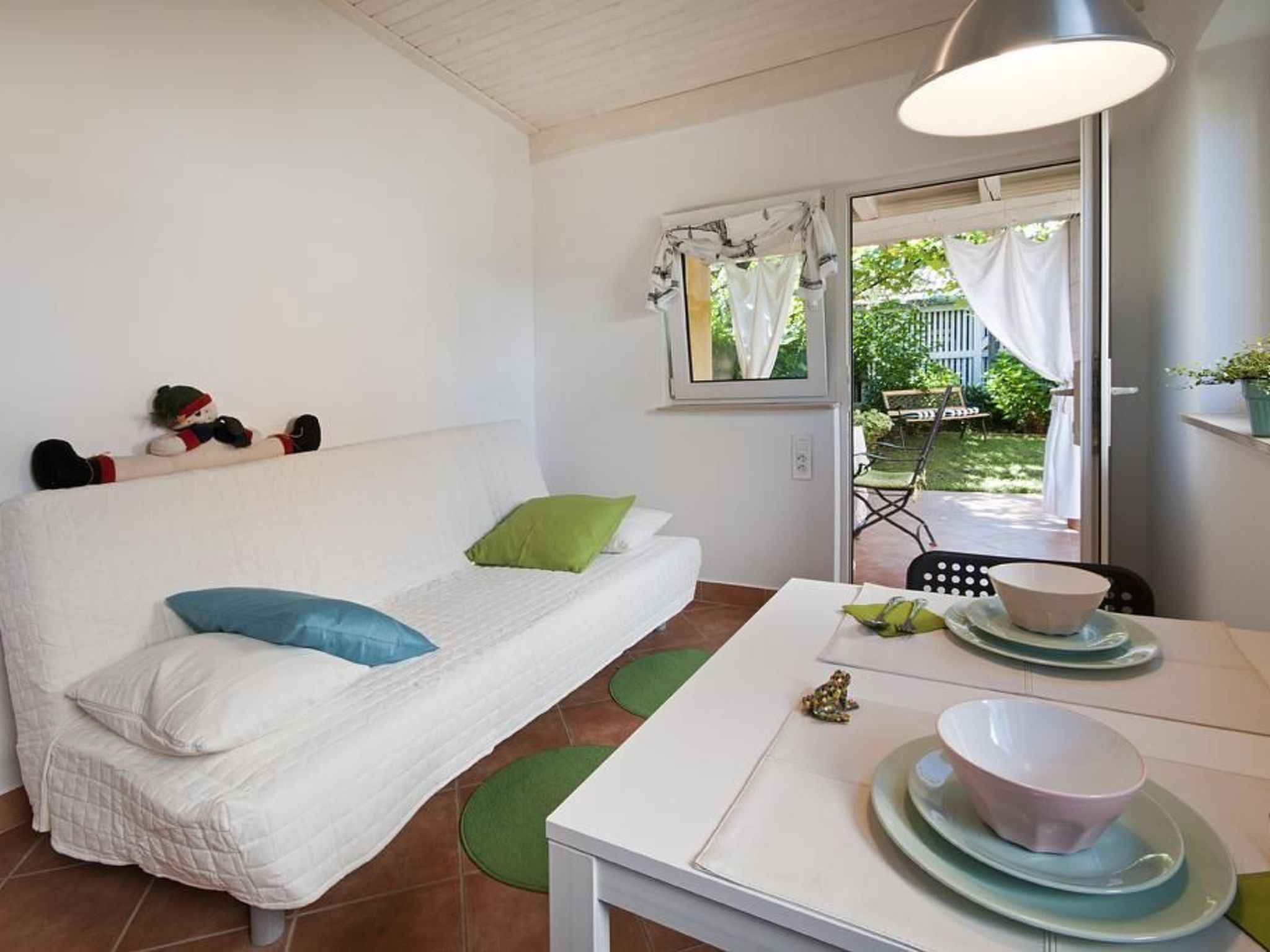 Ferienhäuschen für zwei mit Terrasse und schattigem, kleinen Garten, in der Näh - Inside