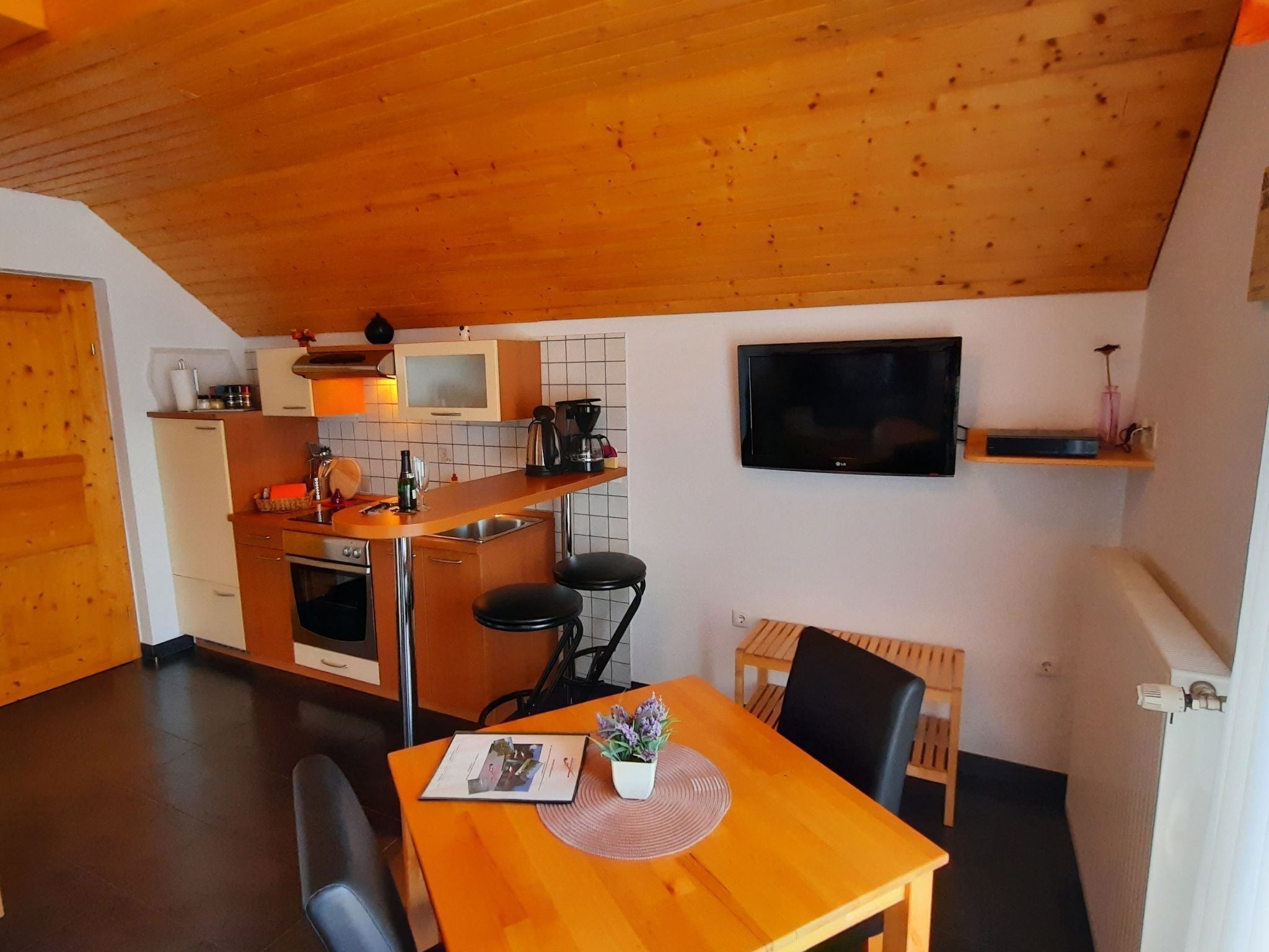 Studio-Appartement mit Balkon-Image-tags.info