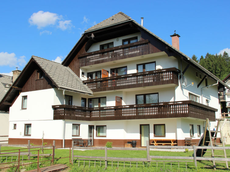 "Apartment Kanjavec", 1-Zimmer-Wohnung 21 m2 im 1. Stock. Einfach eingerichtet: Wohn-/Esszimmer mit 1 Doppelbett und Sat-TV (Flachbildschirm). Ausgang zum Balkon. Wohnküche (4 Kochplatten) mit Esstis..