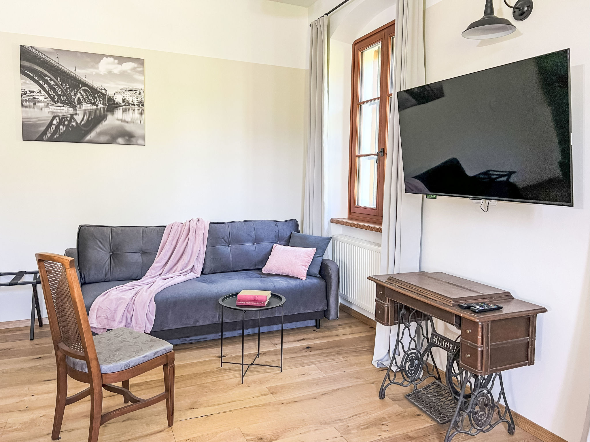 "Classic", appartement 1-kamer 49 m2. Doelmatig en comfortabel ingericht: 1 kamer met 1 divanbed (140 cm, lengte 200 cm), 1 2-pers bed (180 cm, lengte 200 cm), kookhoek en Kabel-TV. Kookhoek (1 induct..