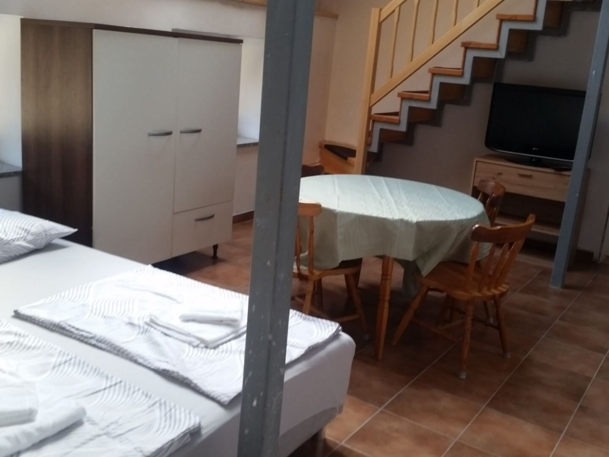 Nestled atop a serene plateau above Ajdovščina and hugged by the forest’s edge, this stone-built apartment is a tranquil retreat for those looking to immerse themselves in nature’s beauty. Ideal..