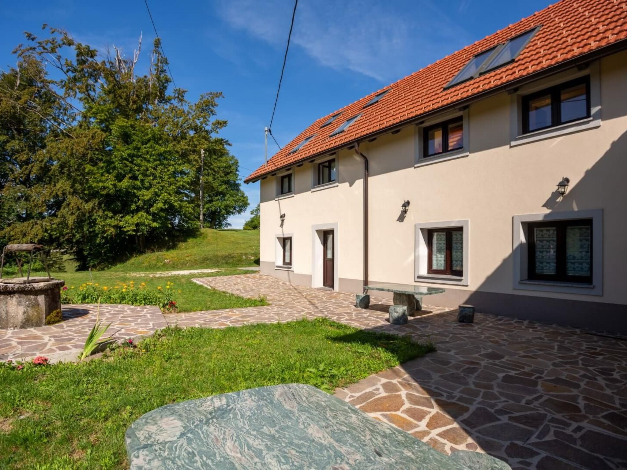 Maximaal 3 huisdieren/honden toegestaan. Welcome to your serene retreat nestled in Gozd, Krain. Offering an exceptional blend of comfort and natural beauty, this stone-built apartment is a haven for t..