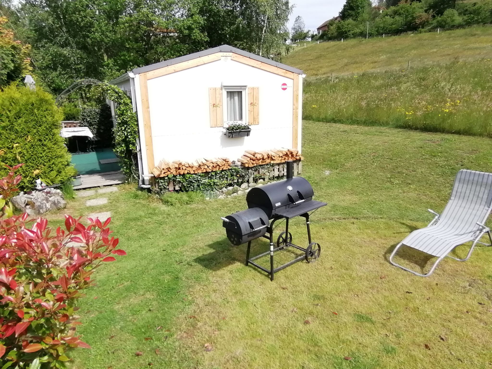 In een prachtige groene en bosrijke omgeving vindt u deze stacaravan. Het ligt aan een rustige weg met alleen lokaal verkeer. De afstand naar het stadje Slovenj Gradec met winkels, cafés en restauran..