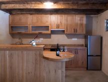 Stijlvol tiny house voor 2 met verwarmd zwembad en uitzicht op de Sloveense bergen - thumbnail 4