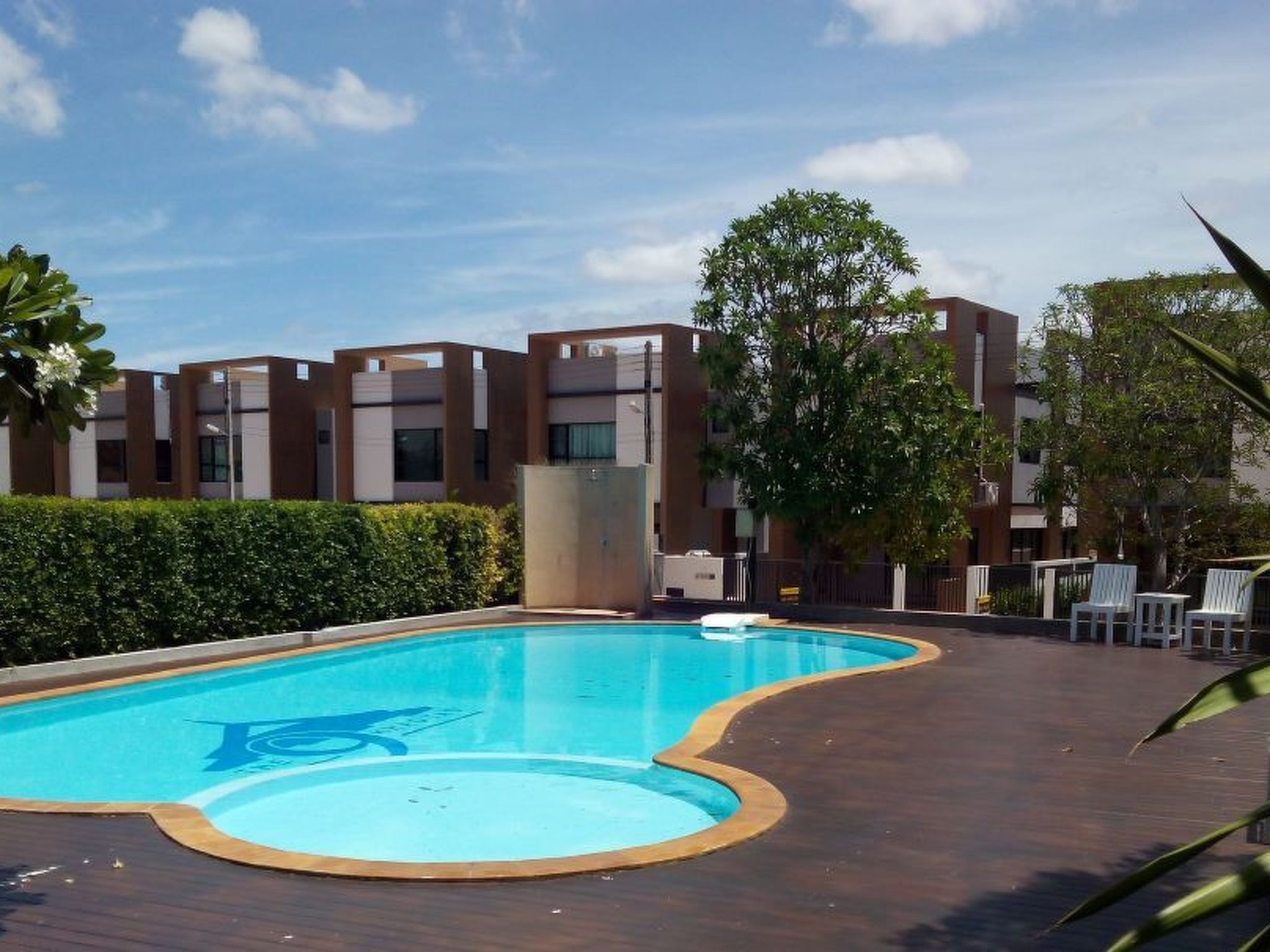 Moderne Ferienvilla zwischen Hügeln und Meer