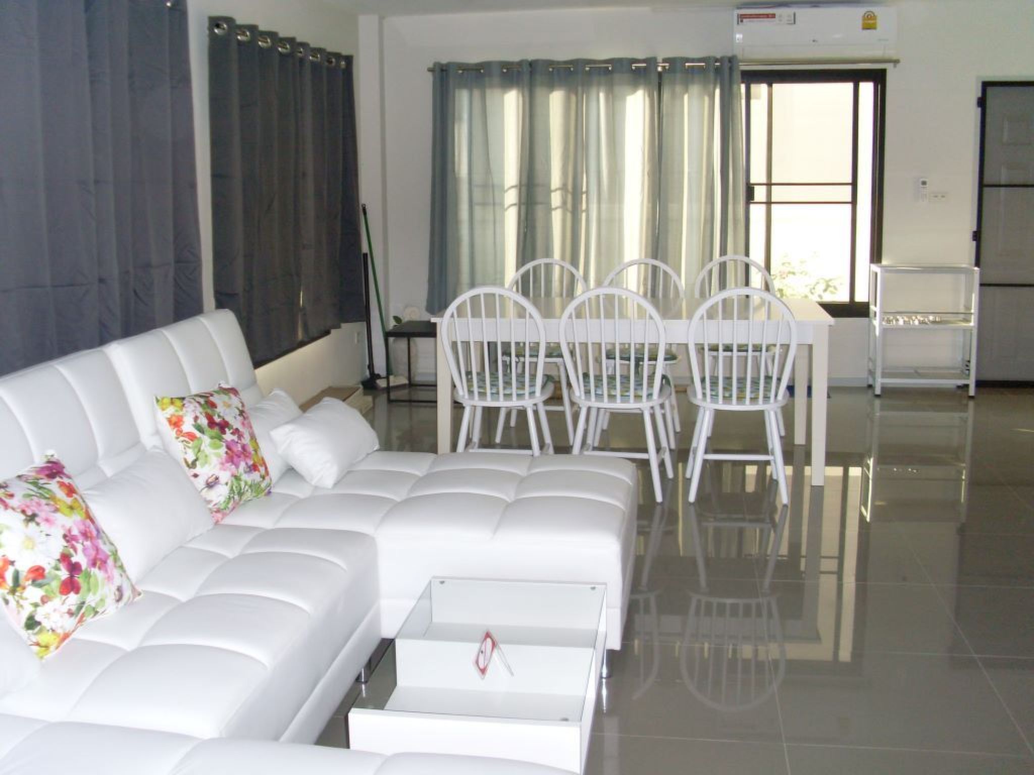 Moderne Ferienvilla zwischen Hügeln und Meer