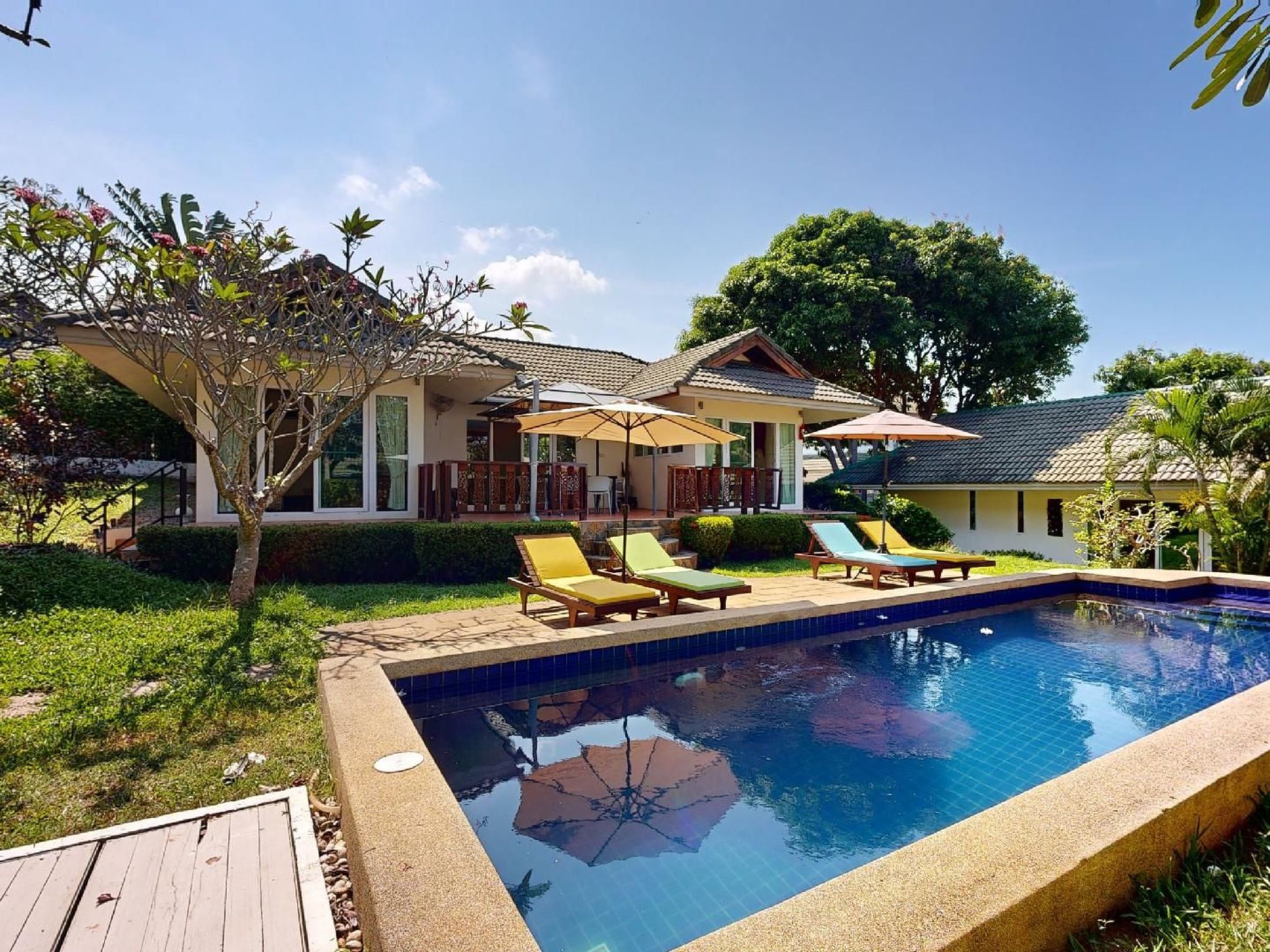 Luxe 5 slaapkamer villa in beach resort in koh samui.

De villa ligt aan Samrong Bay in een resort tussen de hotels Six Senses en Arayaburi in. Het resort heeft direct toegang tot strand en zee. Het i..