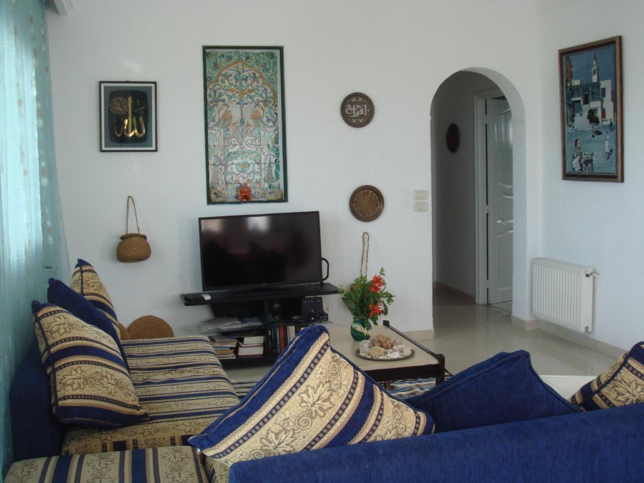 One of two flats in the villa.It's a site where silence at night is disturbed only by the musical clatter of the waves and in the morning by the chirping of birds. It's also a healthy refuge, a seclud..