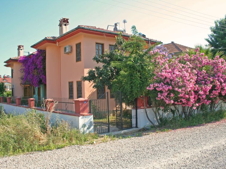Op 800 m van zee: Ruim vakantiehuis Villa Truva in Ölüdeniz