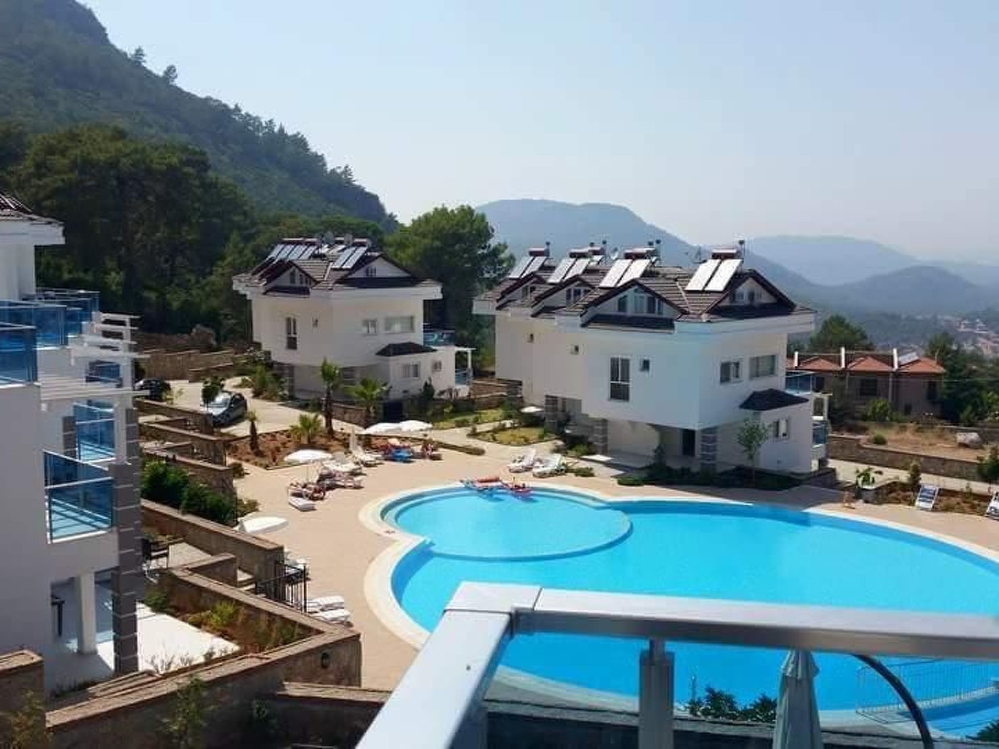 Mit gemeinschaftlichem Pool-Binnen