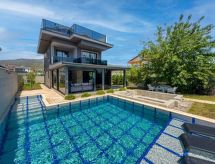 Vrijstaande villa met privézwembad en bergzicht voor 8 personen in Fethiye Çiftlik - thumbnail 1