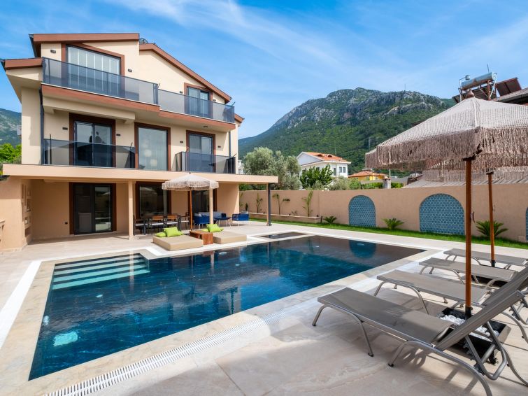 Whirlpool en privézwembad in vakantiehuis Elya 4, Ölüdeniz