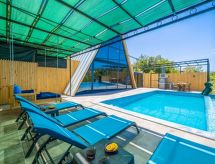 Liyu: Romantisch privéverblijf met sauna, jacuzzi en eigen zwembad in Yeşilköy - thumbnail 3