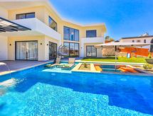 Vrijstaande glazen villa met privézwembad en bergzicht in Yeşilköy - thumbnail 1
