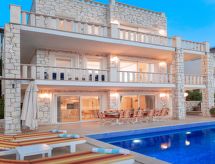 Natuurstenen villa Ketchy met privézwembad op 500m van de Middellandse Zee - thumbnail 1