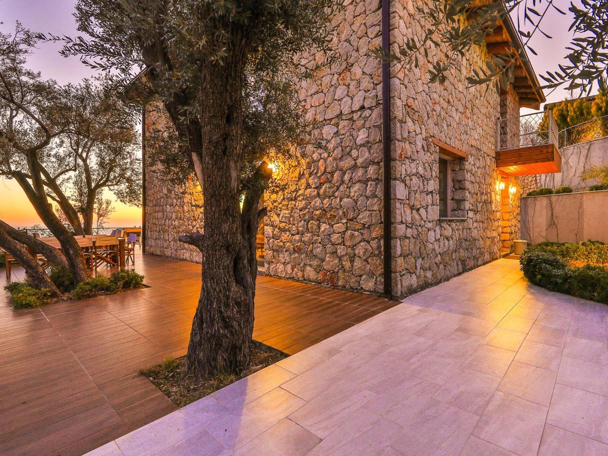 Steinhausvilla in der Natur-Drinnen