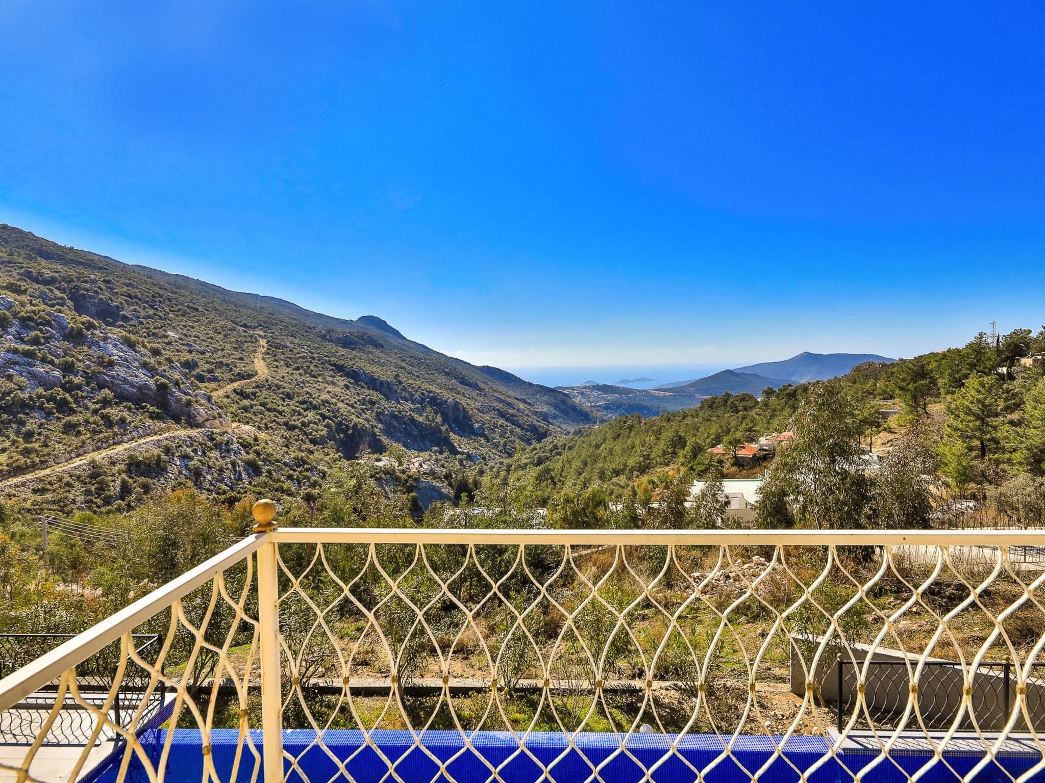 Steinhausvilla in der Natur-Drinnen