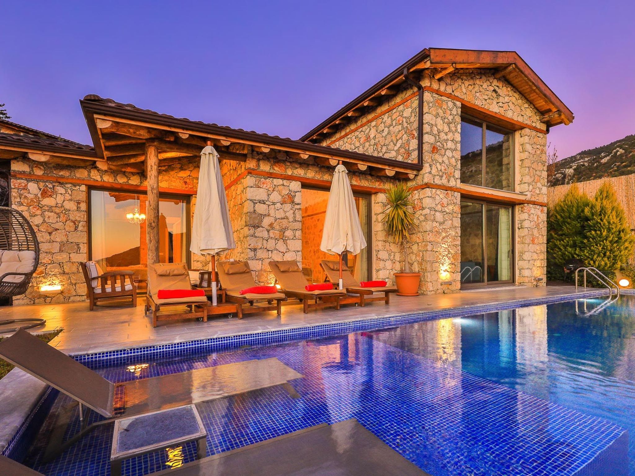 Traditionelles Natursteinhaus mit Sichtschutzpool