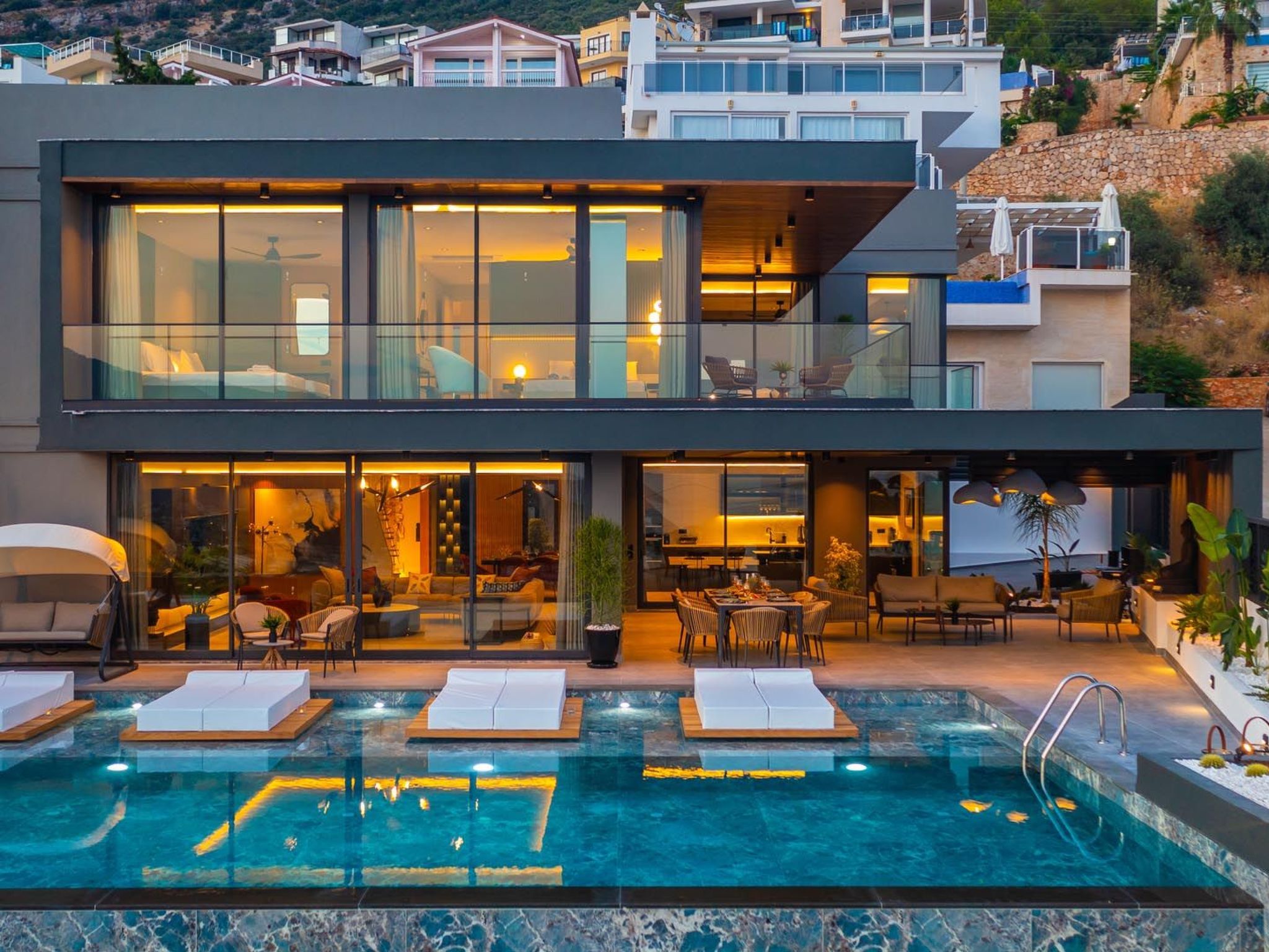 Designvilla mit Pool und spektakulärer Aussicht