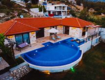 Authentieke stenen villa met privezwembad en panoramisch uitzicht op de bergen - thumbnail 5