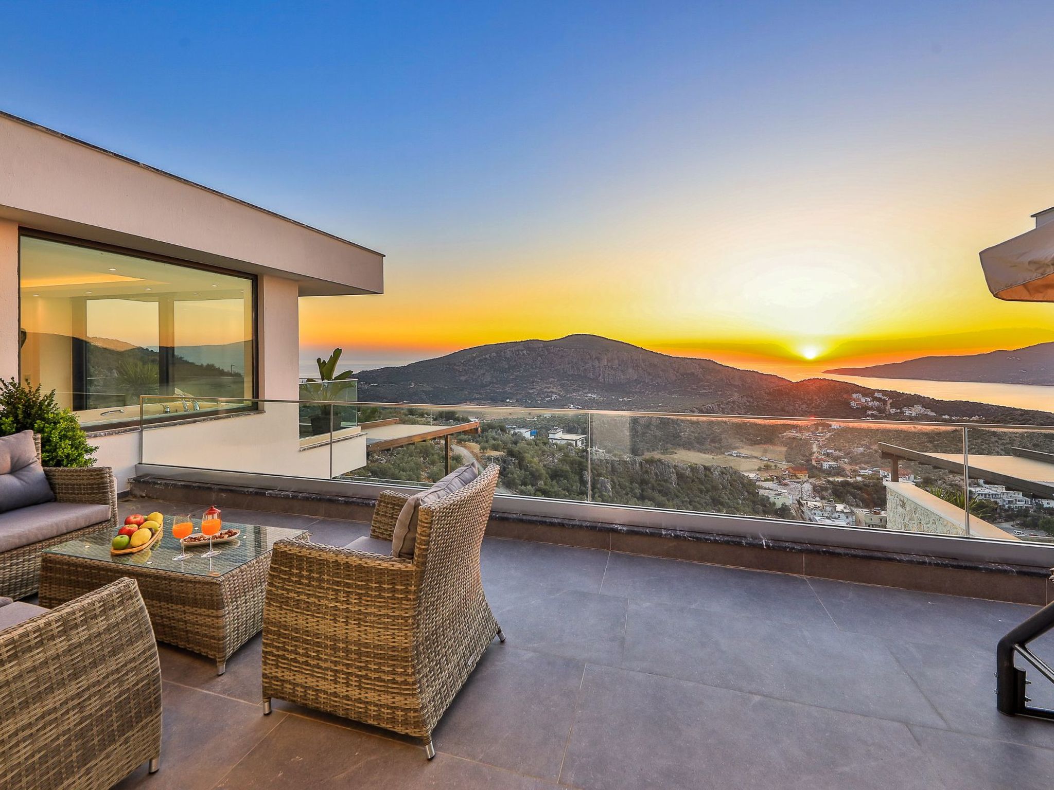 Moderne Luxusvilla in Kalkan mit Meerblick-Binnen