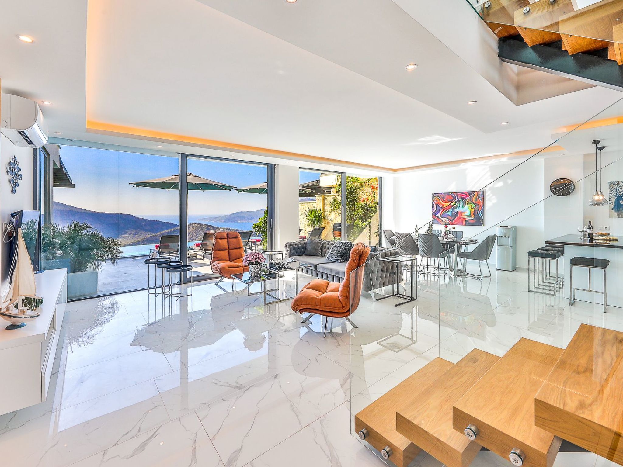 Moderne Luxusvilla in Kalkan mit Meerblick-Binnen