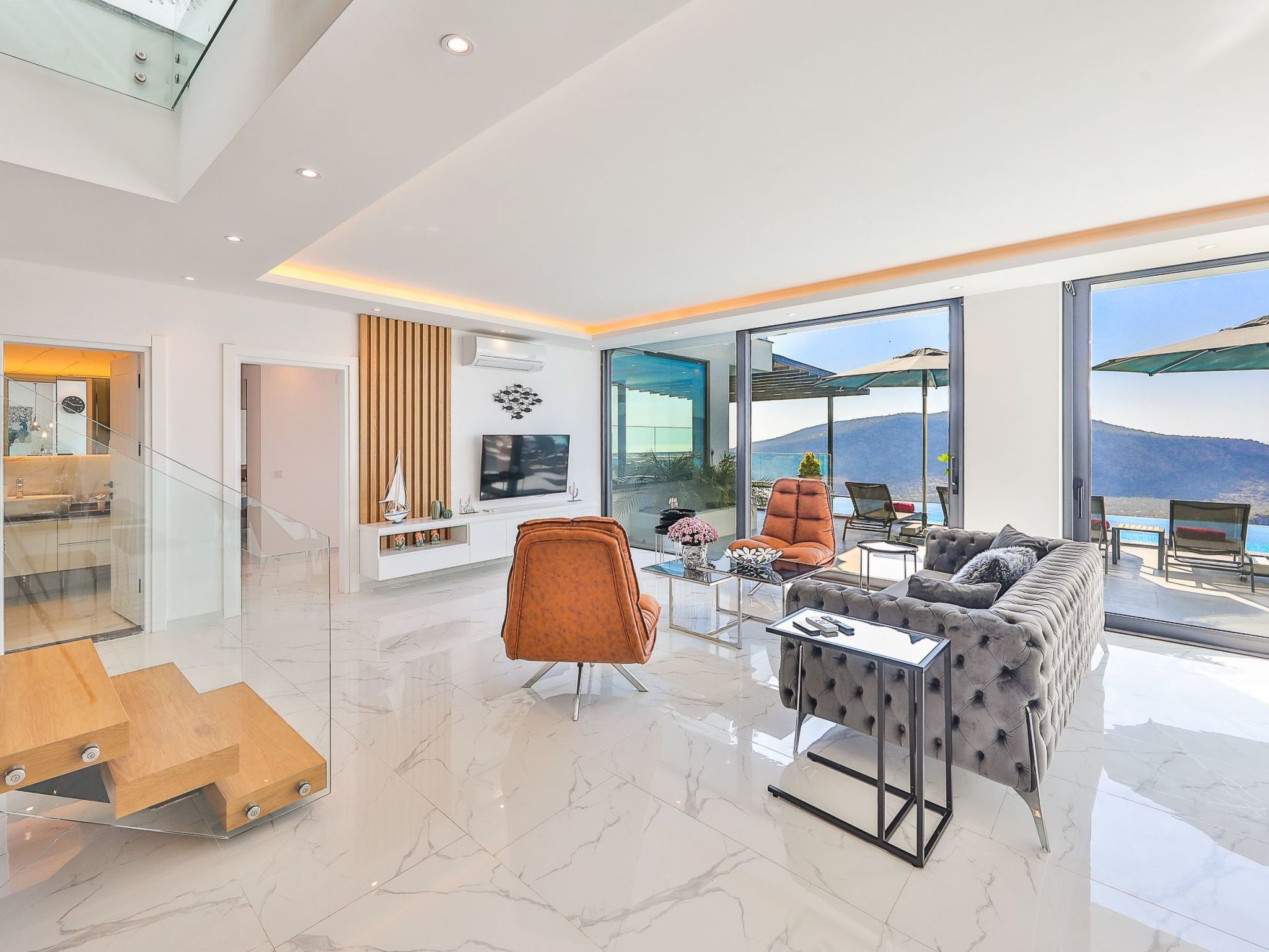 Moderne Luxusvilla in Kalkan mit Meerblick-Binnen