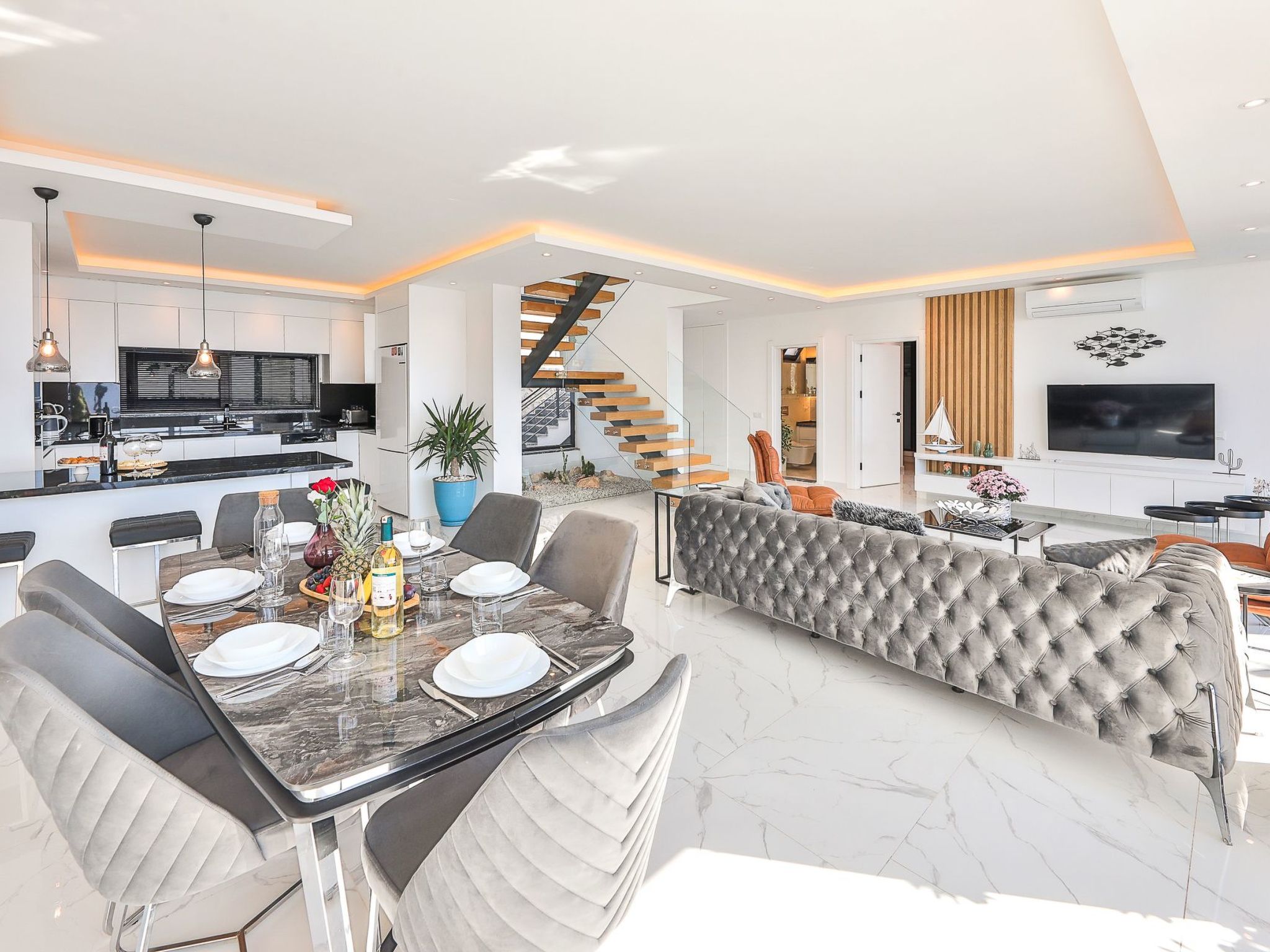 Moderne Luxusvilla in Kalkan mit Meerblick-Binnen