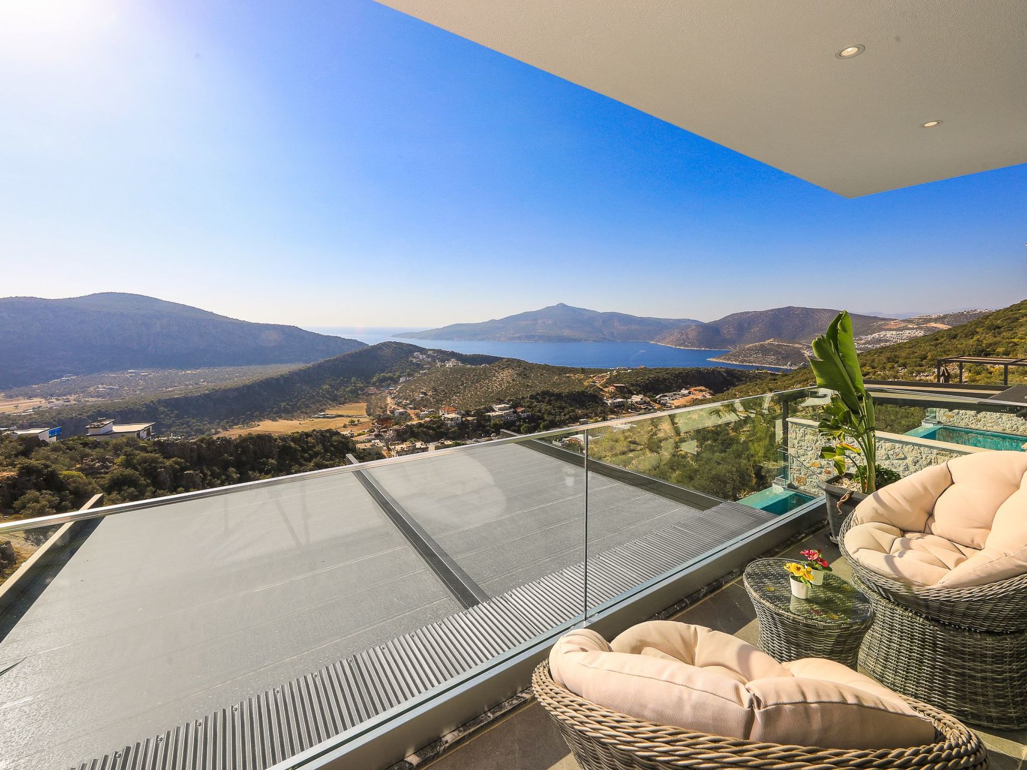 Moderne Luxusvilla in Kalkan mit Meerblick-Binnen
