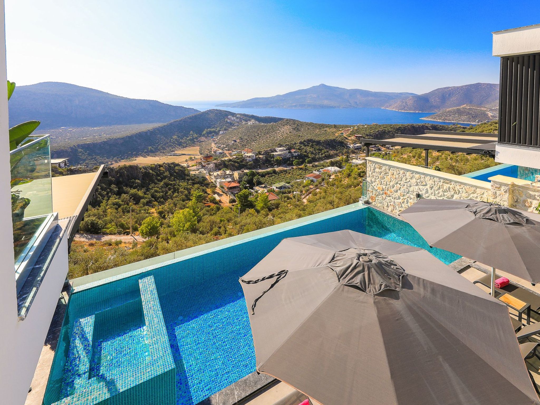 Moderne Luxusvilla in Kalkan mit Meerblick-Binnen