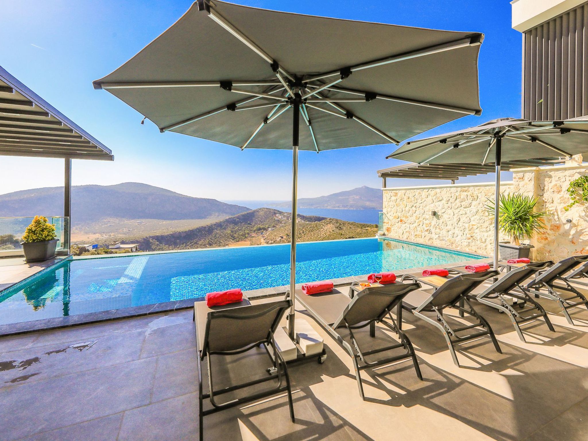 Moderne Luxusvilla in Kalkan mit Meerblick-Binnen